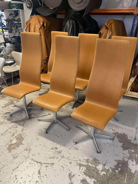 By Fogstrup  -  Arne Jacobsen Oxford konferencestol - højrygget - cognac anilinlæder