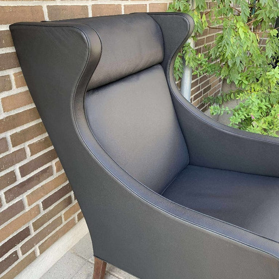 By Fogstrup  -  Arne Jacobsen øreklapstol - sort læder
